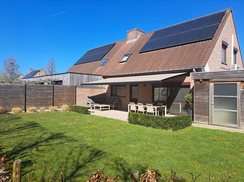 Deze instapklare halfopen woning in Desselgem biedt de ideale combinatie van rust en bereikbaarheid. Gelegen in een rustige, doodlopende straat op wan